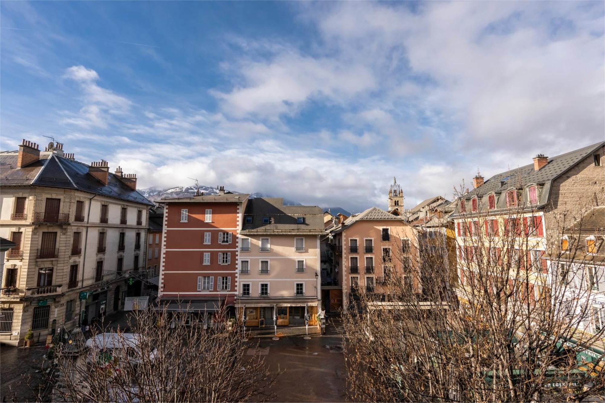 Superbe Loft - Situ Sur La Place Centrale Barcelonnette Exterior photo